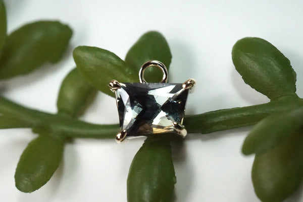 Modern Mood Limited Edition - Freeform Sapphire Claw Set Solitaire Charm - Lot 1